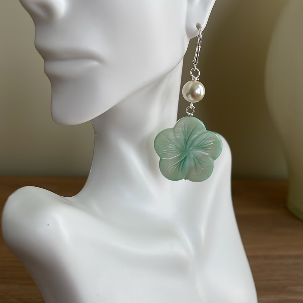 HAND CRAFTED MOTHER OF PEARL FLORAL SHELL EARRINGS Mint Green Cream Faux Pearls - Picture 4 of 16